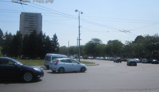 Поворот с площади Гагарина на Ворошиловский проспект